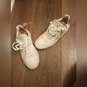 VEJA v12 sneakers used condition. Purple and green sides. Size 37.